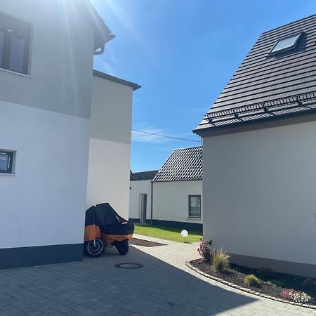 Modernes & Gepflegtes Hotelzimmer Mit Kueche! Bernstadt  Kültér fotó