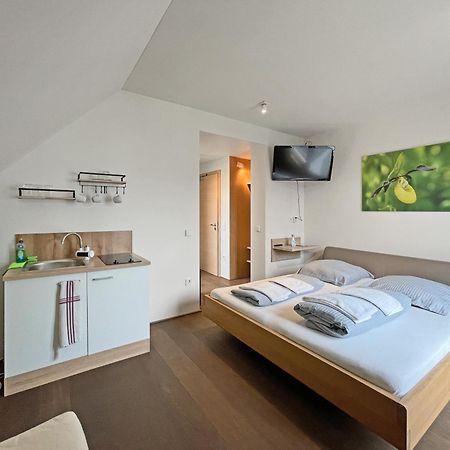 Modernes & Gepflegtes Hotelzimmer Mit Kueche! Bernstadt  Kültér fotó