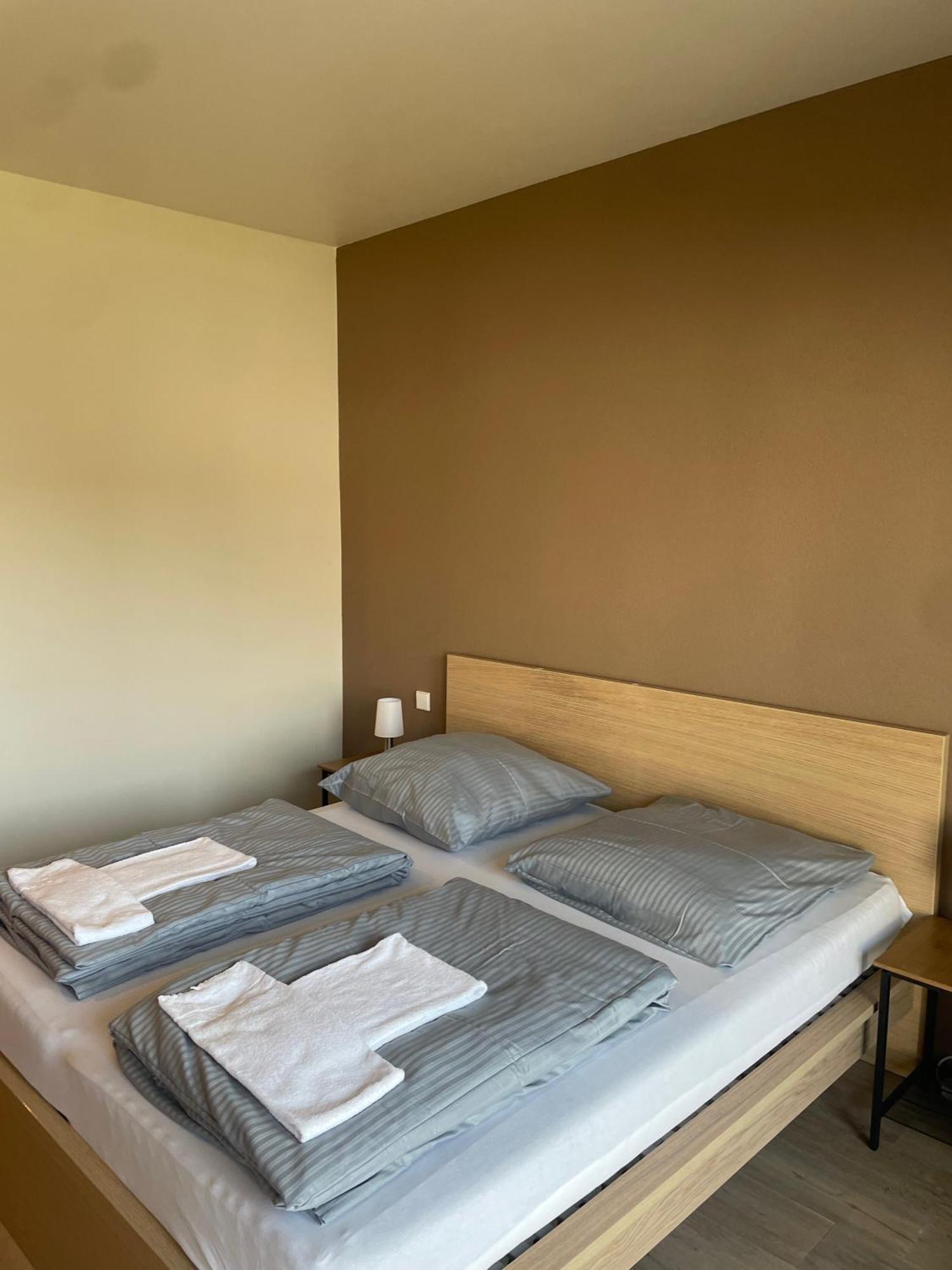 Modernes & Gepflegtes Hotelzimmer Mit Kueche! Bernstadt  Kültér fotó