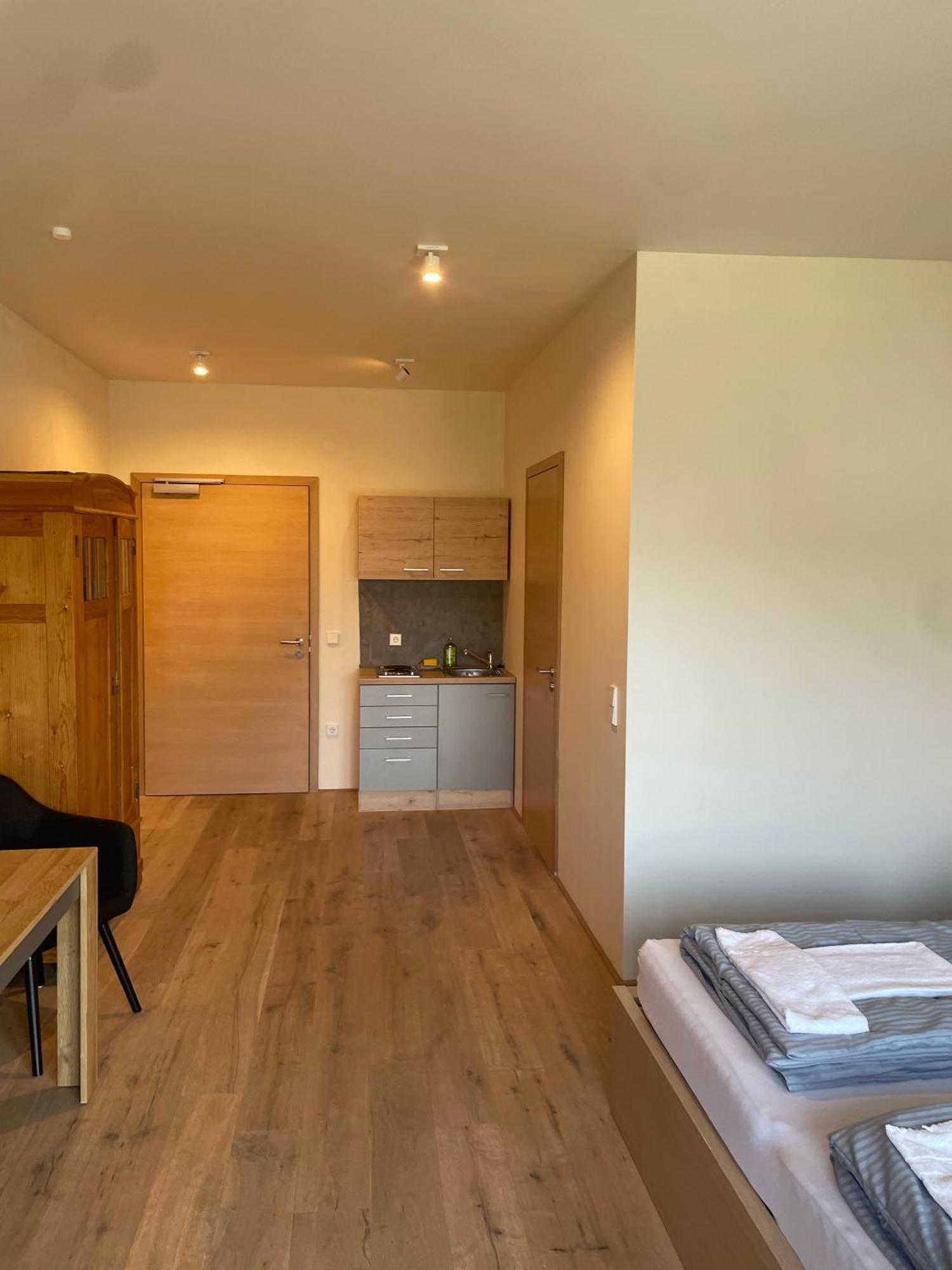 Modernes & Gepflegtes Hotelzimmer Mit Kueche! Bernstadt  Kültér fotó